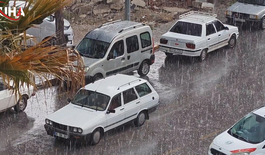 Manisa'da Sağanak Yağış Aniden Bastırdı