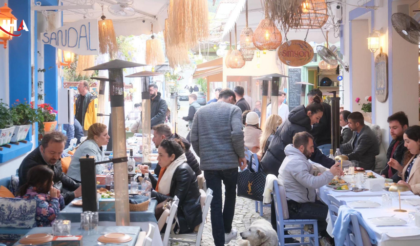 Bozcaada’da Sezon "Fırtınayla" Başladı: 3 Günlük Tatilde Yüzde 70 Doluluk
