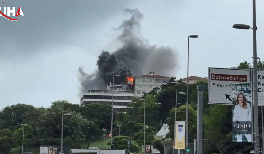 Beyoğlu'nda 5 Katlı Binanın Çatısı Alevlere Teslim Oldu
