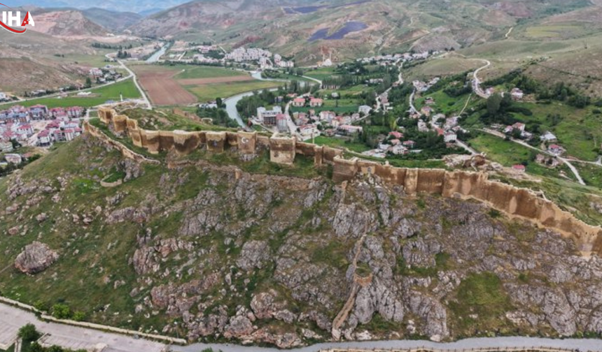 Çinimaçin Unvanlı Bayburt Kalesi Tarihi İhtişamıyla Zamana Meydan Okuyor