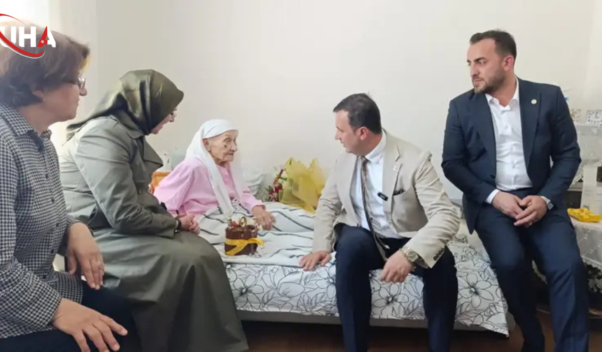 Atatürk’ün Elini Öptü, 101. Yaşını Kutladı: Hacer Teyze'ye Anlamlı Sürpriz