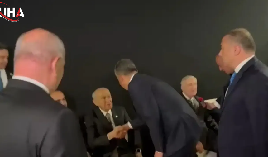 Siyasette Zirve Teması: Bahçeli Ve Özel El Sıkıştı