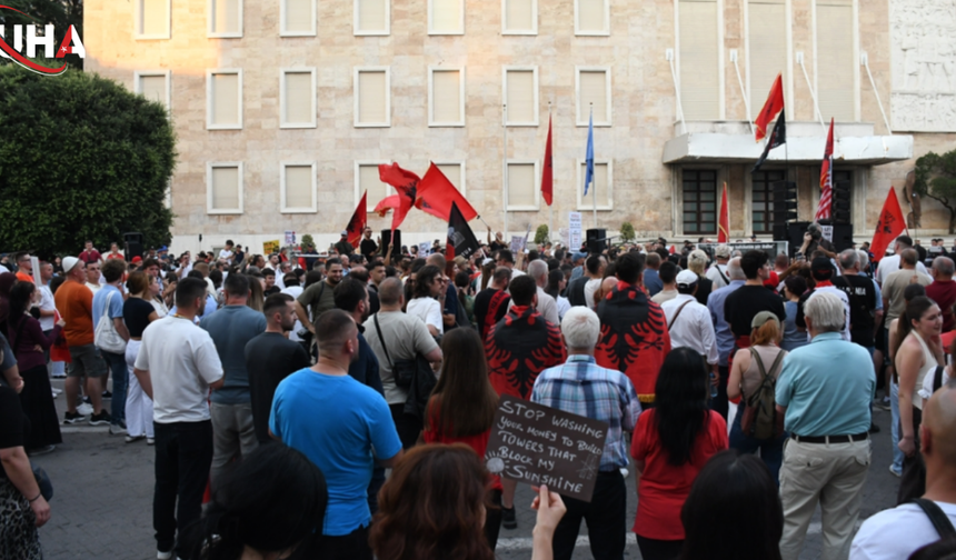 Arnavutluk'ta Dev Projeye İsyan: 23 Gündür Sokaktalar