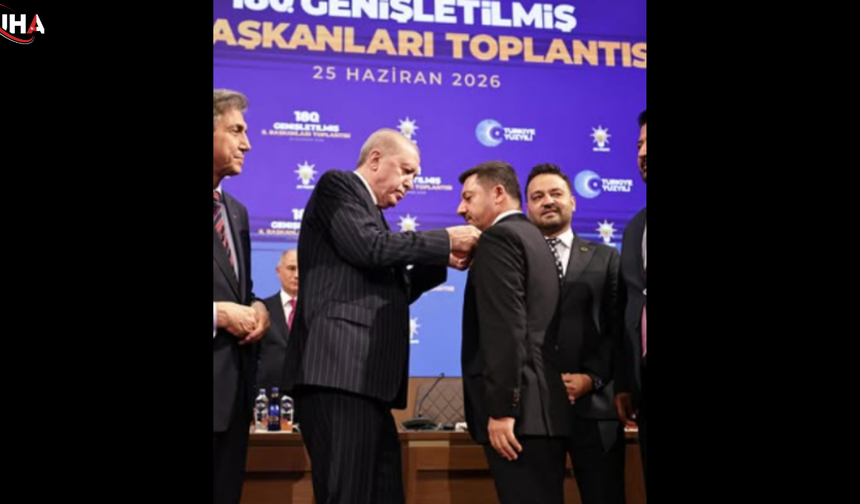 Rasim Arı, Çektiği El Hareketiyle AK Parti'yi Karıştırdı