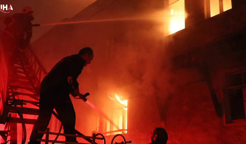 Beyoğlu'nda 6 Katlı Binada Korkutan Yangın