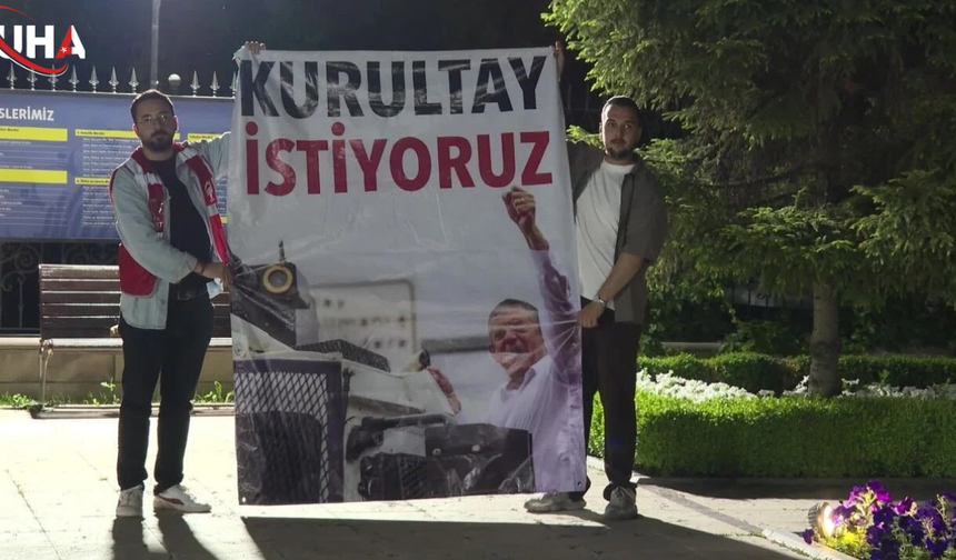 Yayın Çıkışında Özgür Özele Sloganlı Ve Pankartlı Destek