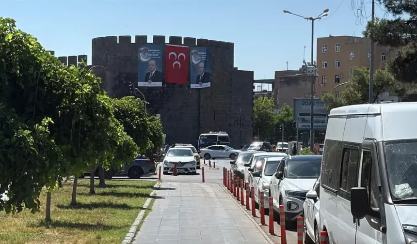 Diyarbakır Surları’nda Kardeşlik Mesajı: Bahçeli’nin Posterleri Asıldı