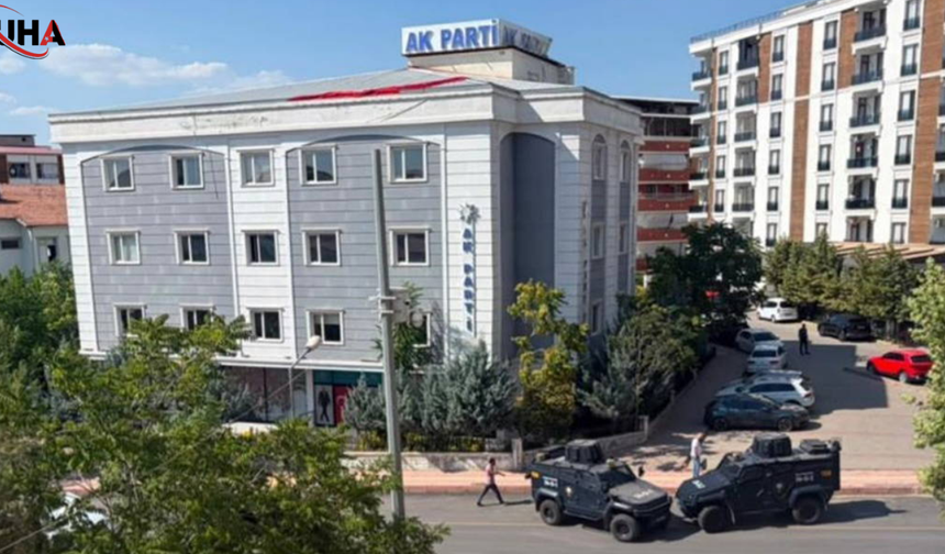 AK Parti İl Başkanlığı Önünde Panik: Şüpheli Çanta Fünyeyle Patlatıldı