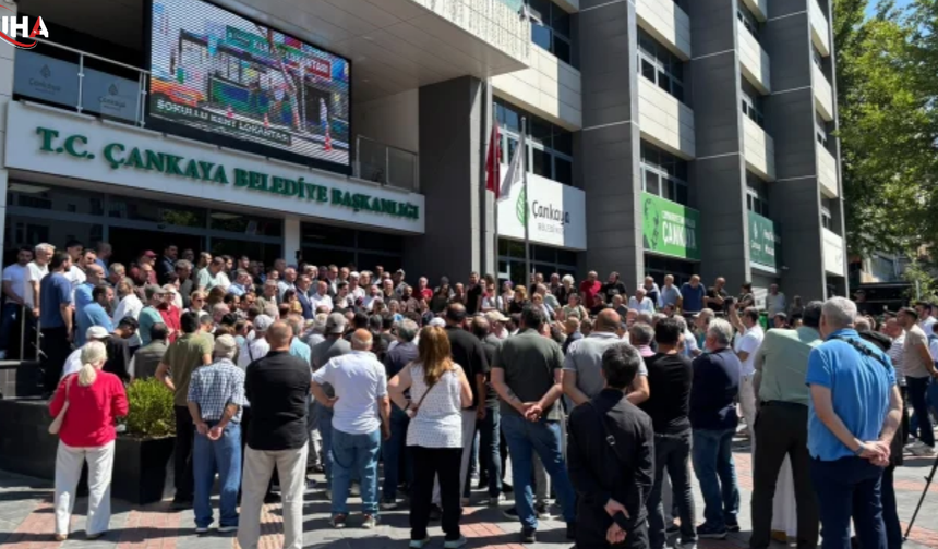 Çankaya Belediyesi Önünde Hareketli Saatler: CHP'li Gruplar Belediye Binası Önünde Toplandı