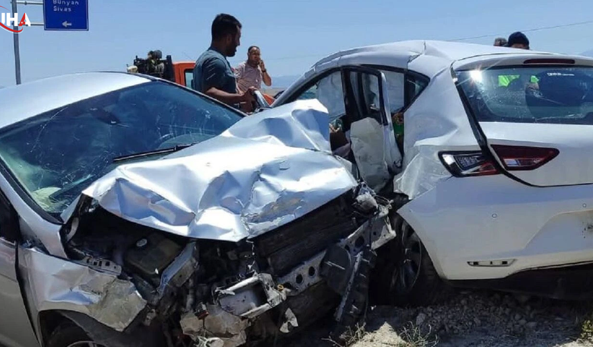 Bünyan'da İki Otomobil Çarpıştı: 2 Kişi Hayatını Kaybetti, 9 Yaralı