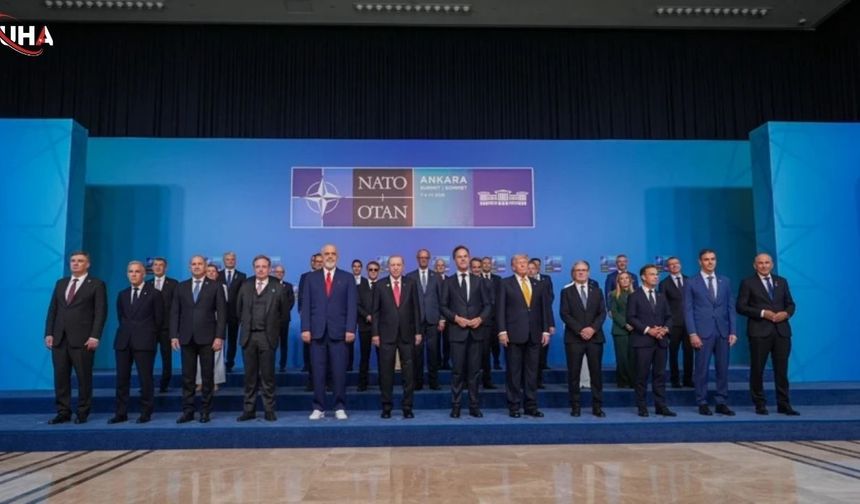 NATO Zirvesi'nde İkinci Gün: Aile Fotoğrafı