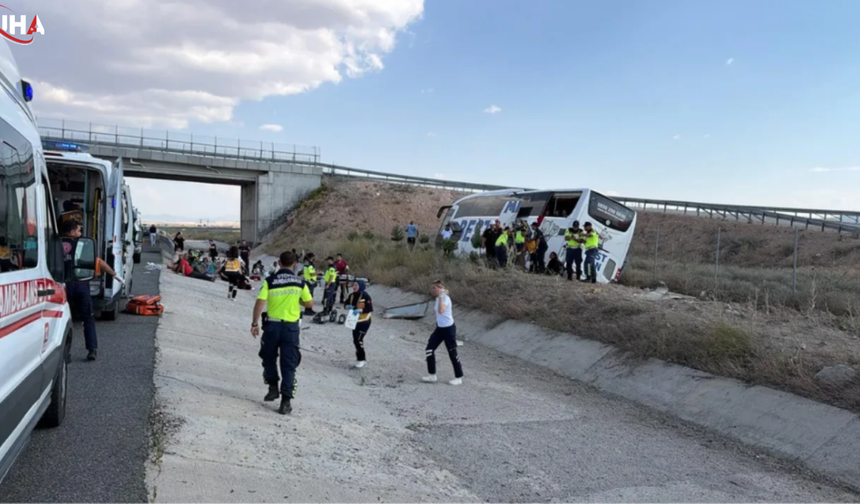 Van'dan Ankara'ya Giden Otobüs Kaza Yaptı: 20 Yaralı