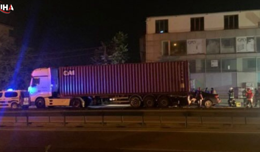 Kocaeli'de Tıra Çarpan Otomobildeki Baba Ve Oğlu Hayatını Kaybetti