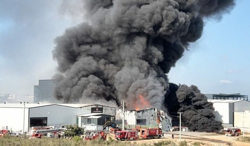 Gebze'de Kimya Fabrikasında Korkutan Yangın: 2 İşçi Yaralandı, Fabrika Alevlere Teslim Oldu