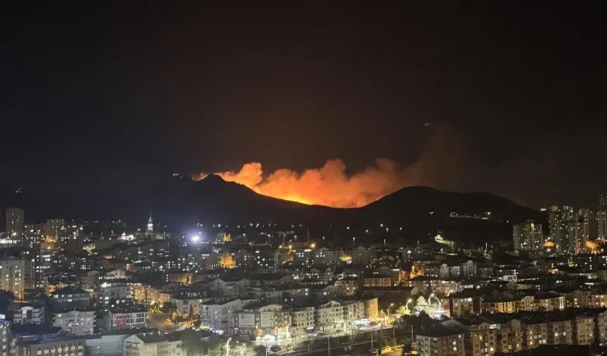 Ankara'da  Gece Yarısı Yangın Paniği! Alevler Gökyüzünü Kapladı
