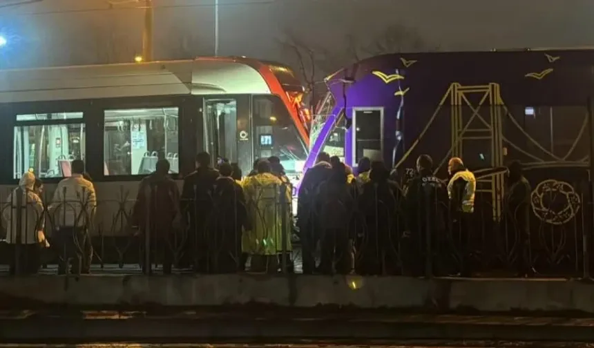 İstanbul’da Feci Kaza! İki Tramvay Kafa Kafaya Çarpıştı, Yaralılar Var