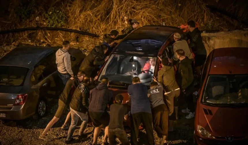 Ankara'yı Sağanak Vurdu: Biriken Sularda Araçlar Mahsur Kaldı, Yol Çöktü