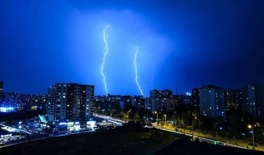 Ankara'da Şimşekler Gökyüzünü Aydınlattı