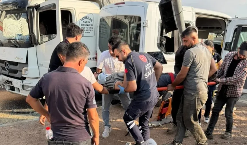 Batman'da Buğday Yüklü Kamyon İle Minibüs Çarpışması Sonucu 6 Kişi Yaralandı