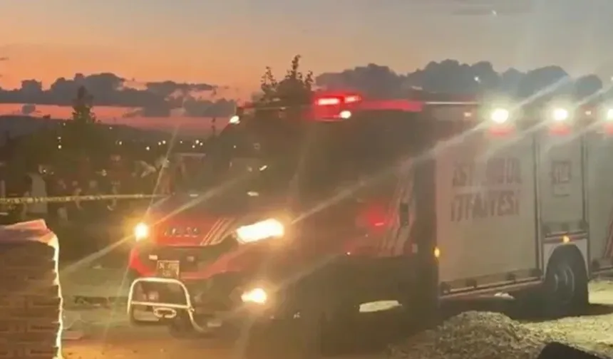 Büyükçekmece'de İnşaat Alanında Toprak Kayması: 2 İşçi Göçük Altında