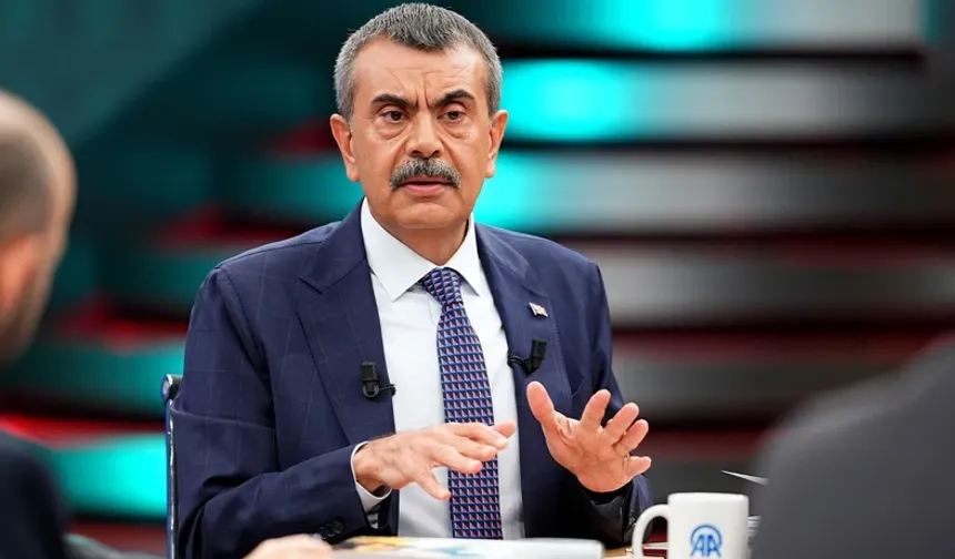 'Fenomen Öğretmen' Devri Bitti: Bakan Tekin Okullardaki Cep Telefonu ve Beyaz Önlük Kuralını Açıkladı