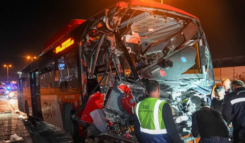 Ankara'da Belediye Otobüsü Üst Geçide Çarptı! 24 Yaralı