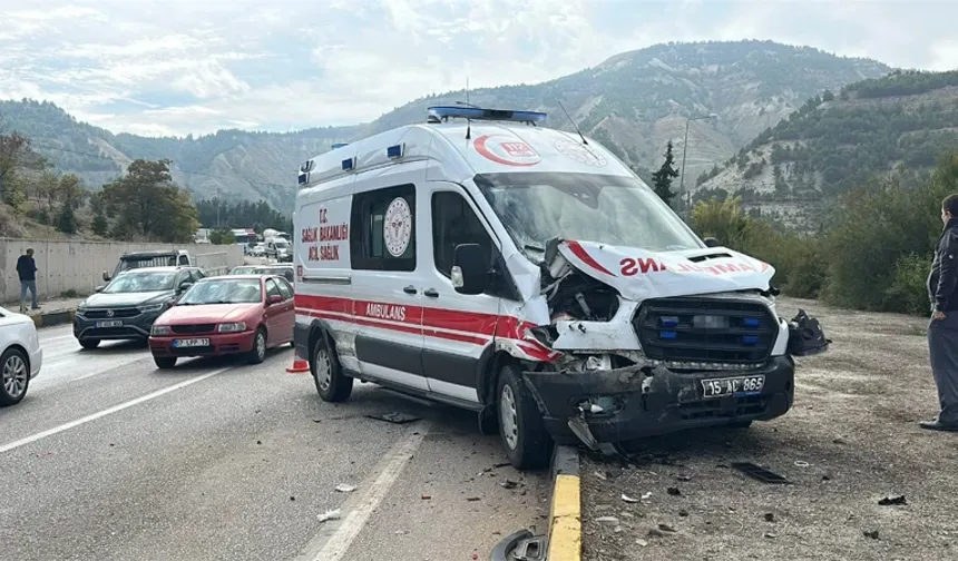 Antalya Kavşağı’nda Saniyeler İçinde Gelen Kabus: Fren Tutmadı, Ortalık Bir Anda Savaş Alanına Döndü