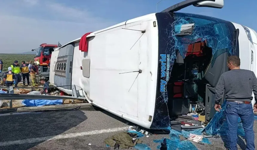 Manisa'da Otobüs ile Kamyon Çarpıştı! Çok Sayıda Ölü ve Yaralı Var