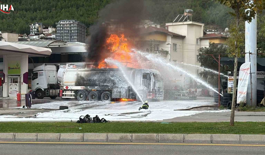 Tanker Alev Alev Yandı: Yol Ulaşıma Kapatıldı