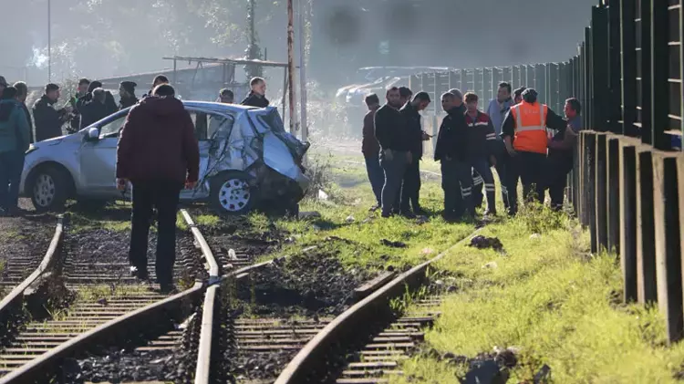 Tren, hemzemin geçitte otomobile çarptı; 1'i çocuk 3 yaralı