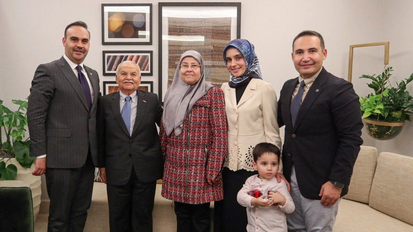 İlk Türk astronot Alper Gezeravcı uzay yolunda! Bakan Kacır aileyle bir  araya geldi - UHA