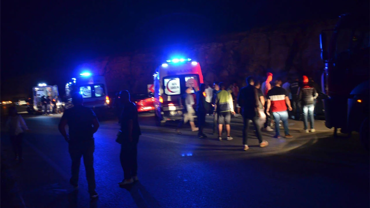 Aydın'da Yolcu Otobüsü Ile Otomobil Çarpıştı4 Ölü