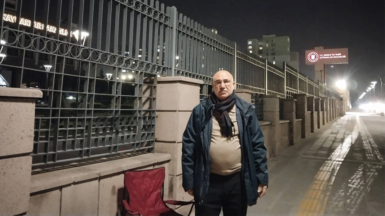 Elektrik Kesintisine Isyan Eden Milletvekili Tanal, Bakanlık Önünde Oturma Eylemi Başlattı