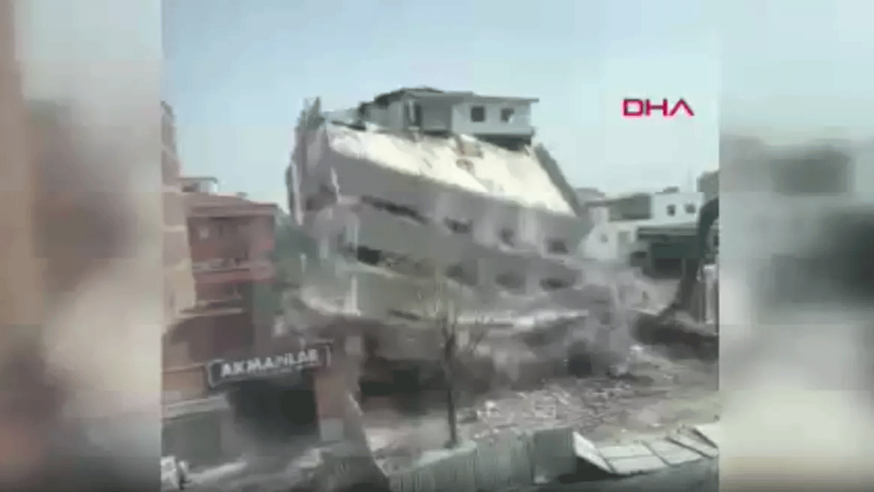 Esenler'de kontrollü yıkım sırasında bina çöktü