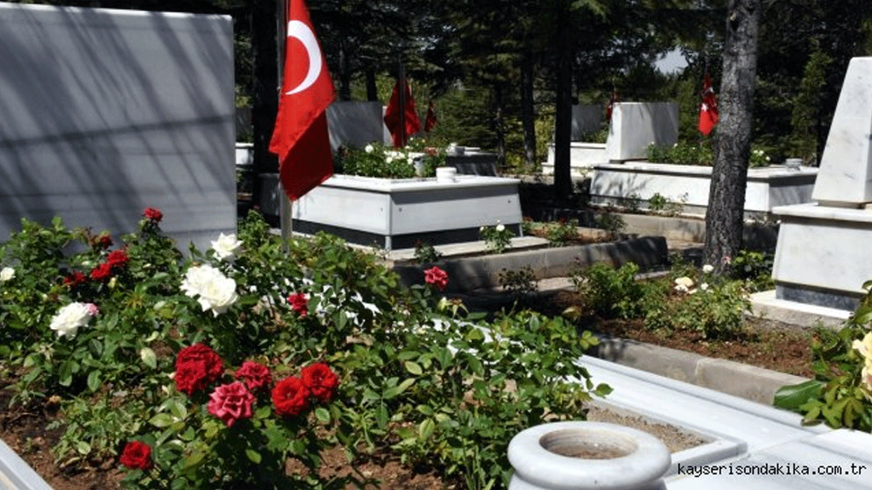 Şehit mezarlarında 'Türk bayrağı yok' iddiası yalan çıktı