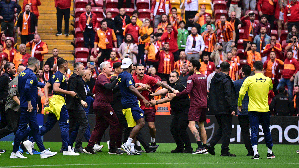 Derbi öncesi gerginlik! Futbolcular arasında tartışma çıktı