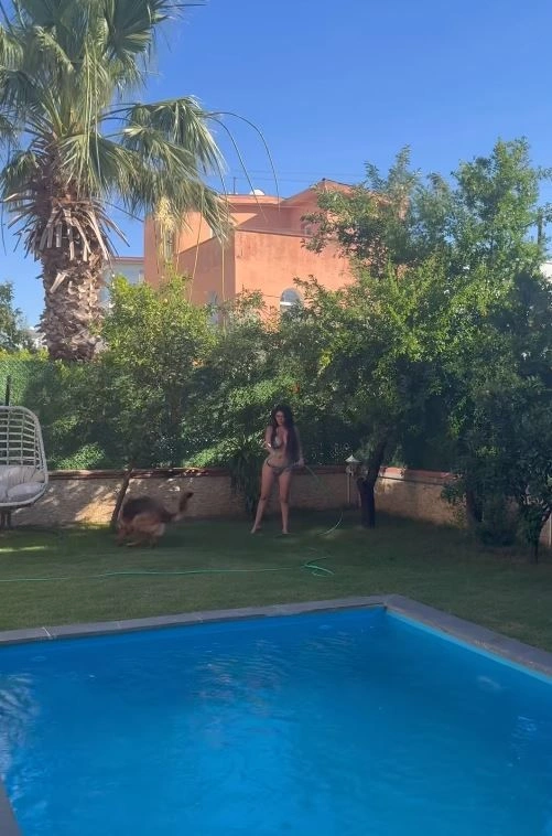 4Ebru Polat Bikinisiyle Bahçe Suladı!