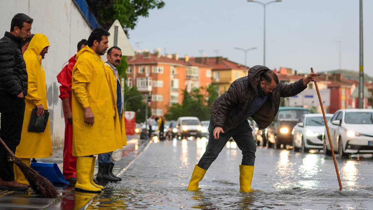Ankara Sağanak Etkili Oldu, Iş Yerlerini Su Bastı