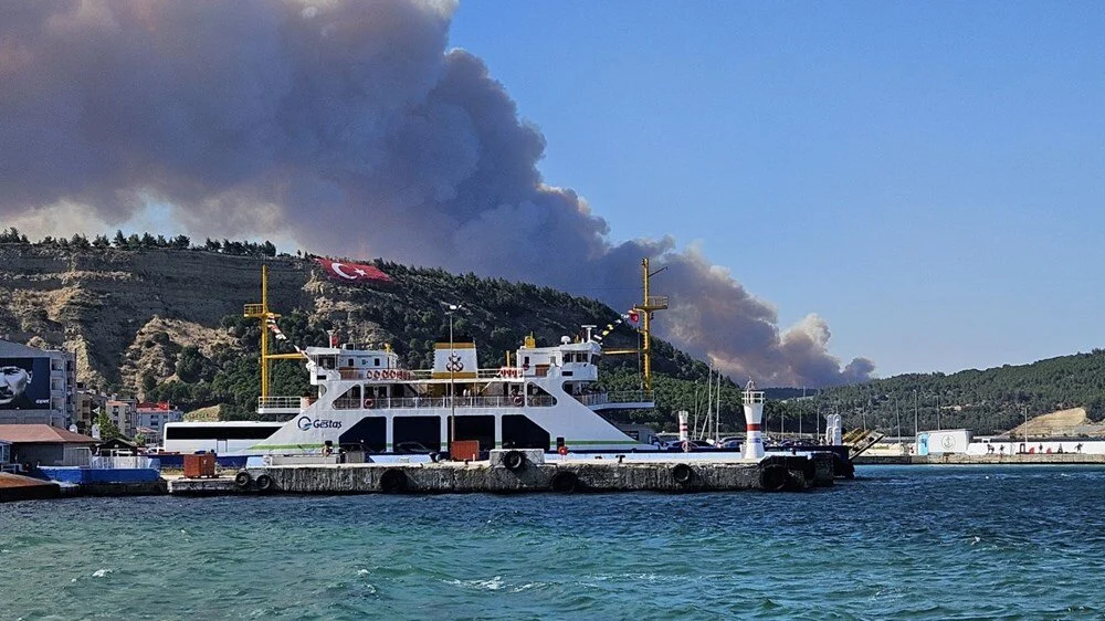 Çanakkale'de Orman Yangını! Gemi Trafiği Askıya Alındı