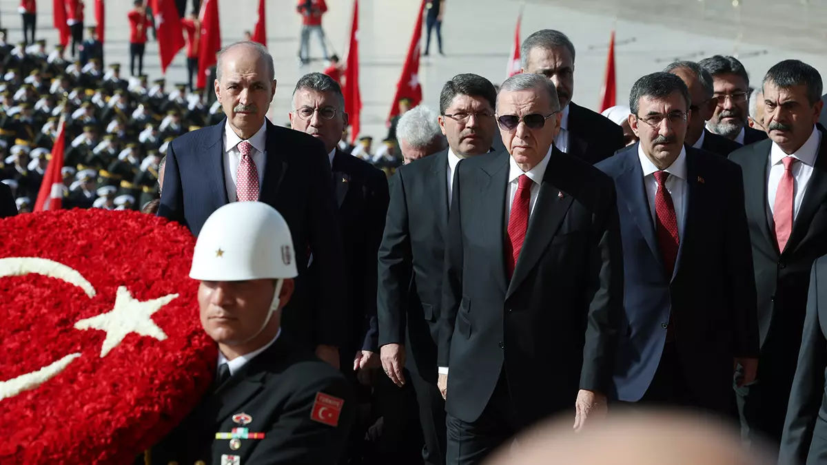 Cumhurbaşkanı Erdoğan Ve Beraberindeki Devlet Erkanı Anıtkabir'de Ziyaret Ediyor