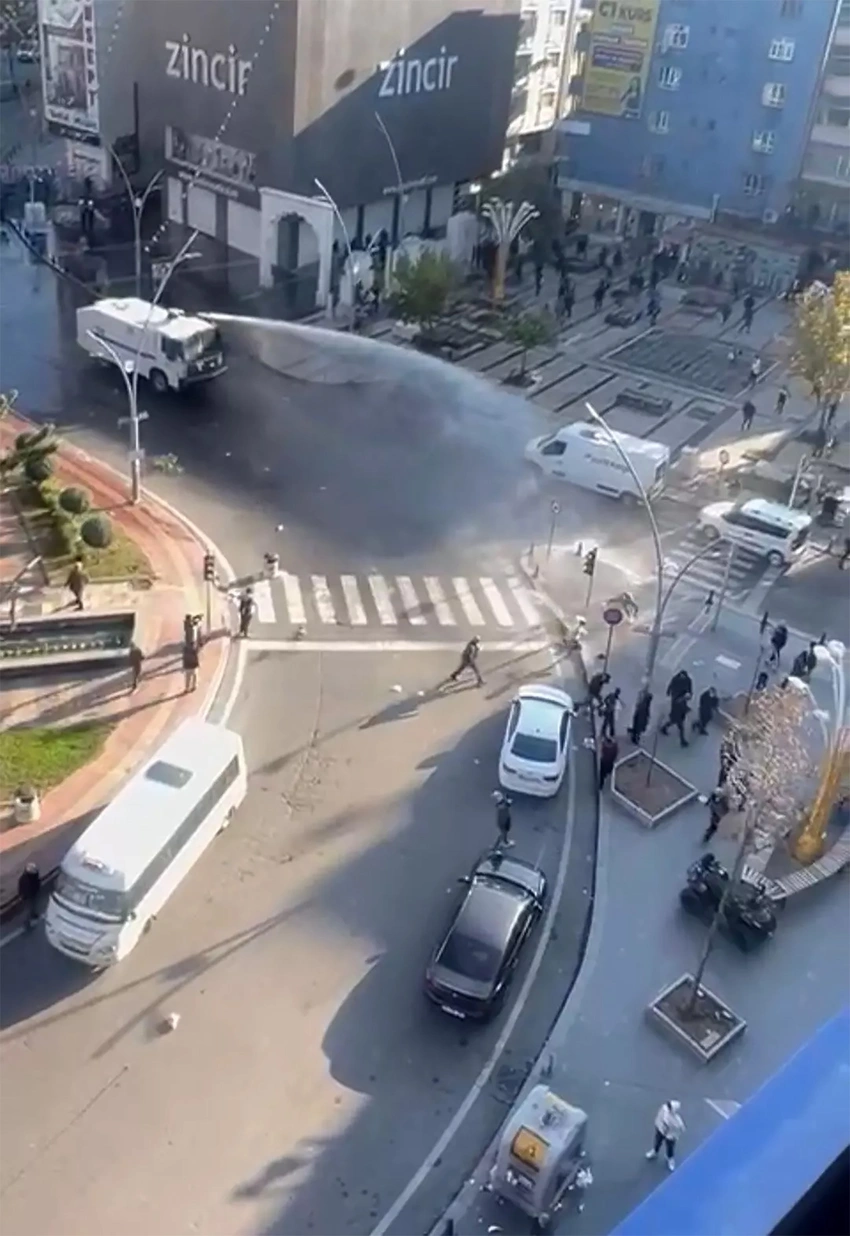 01Batman'dan Zırhlı Polis Aracına Molotofla Saldırı