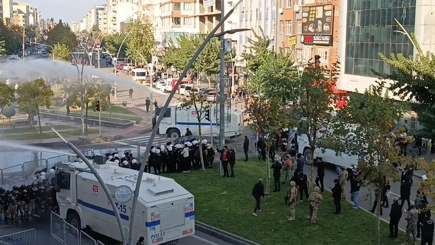 02Batman'dan Zırhlı Polis Aracına Molotofla Saldırı