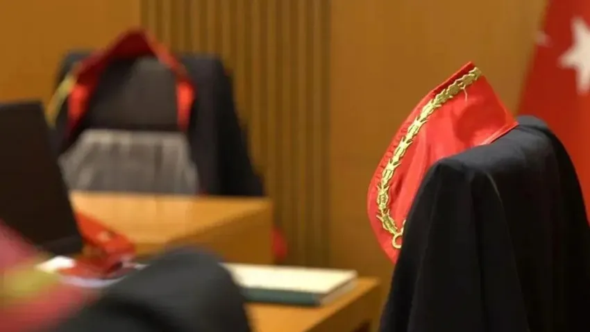 Katip, Duruşma Salonunda Kalp Krizinden Öldü