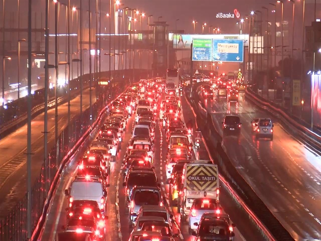 İstanbul'da Trafik Yoğunluğu Gece De Sürdü
