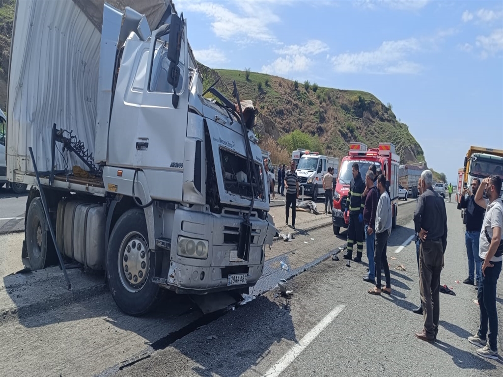 01Batman'da 2 Tir Kafa Kafaya Çarpıştı; 1 Ölü, 1 Yaralı