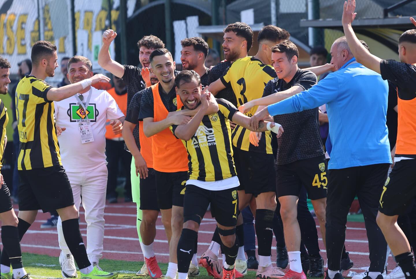 A L I A G A F U T B O L S A M P I Y O N L U K T A K I B I N D E 670761 198676