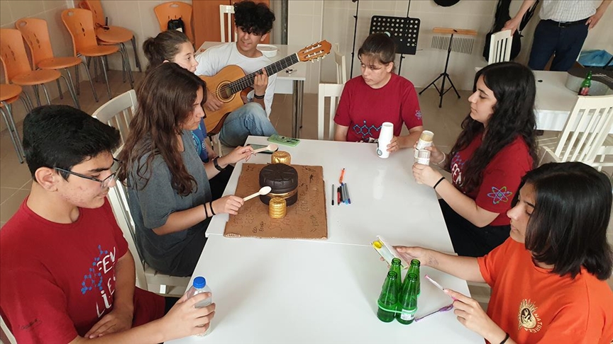 Batman'da Ortaokul Öğrencileri Atık Malzemelerden Enstrümanlar Yaptı01