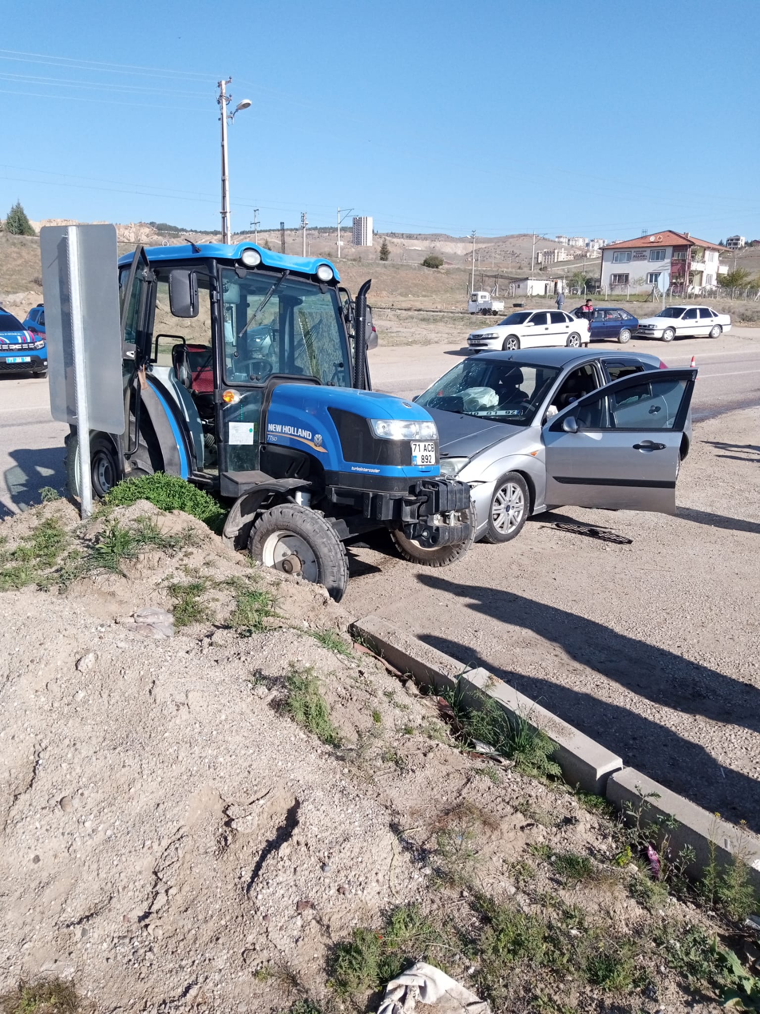 O T O M O B I L I L E T R A K T O R C A R P I S T I 3 J A N D A R M 661791 196165