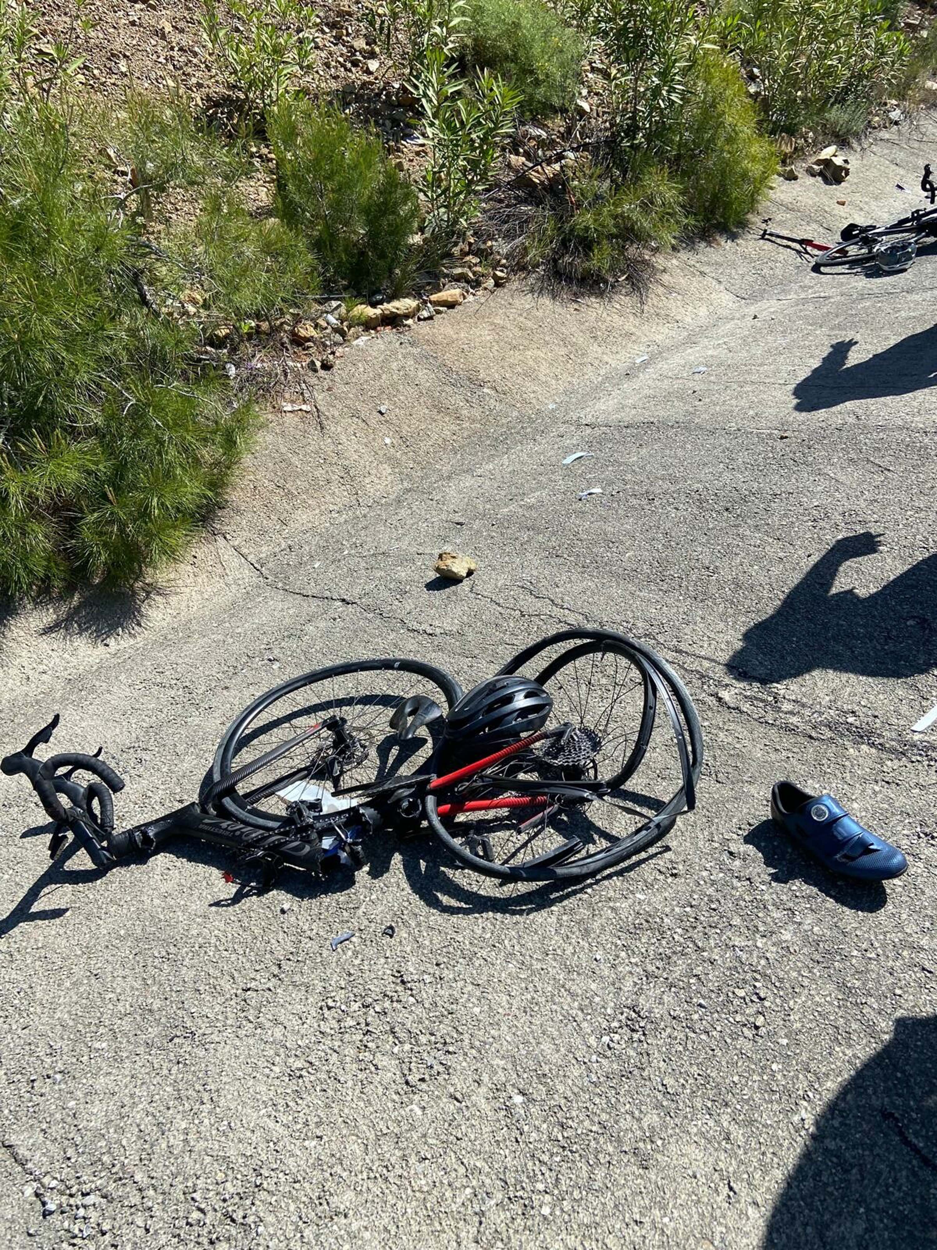 O T O M O B I L I N C A R P T I G I B I S I K L E T G R U B U N D A K I 666100 197496