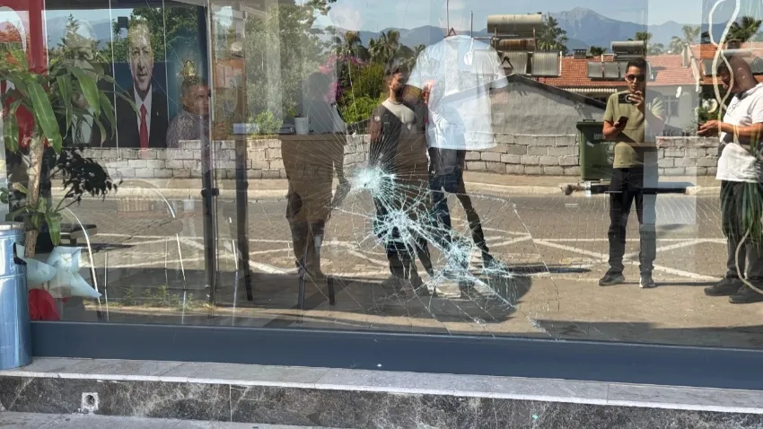 Ak Parti Ilçe Başkanlığı Binasına Taşlı Saldırı